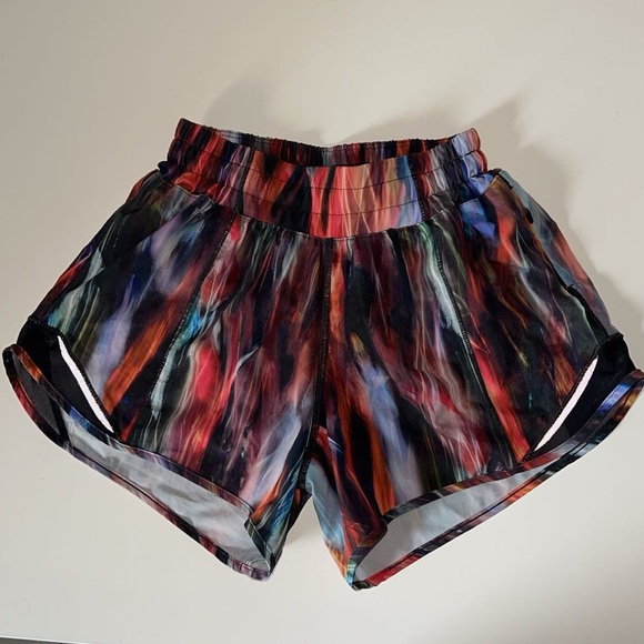 Lululemon Hotty Hot Short II Size 2 with a 4"
Inseam Chroma Fusion Multi Black - Picture 5 of 9